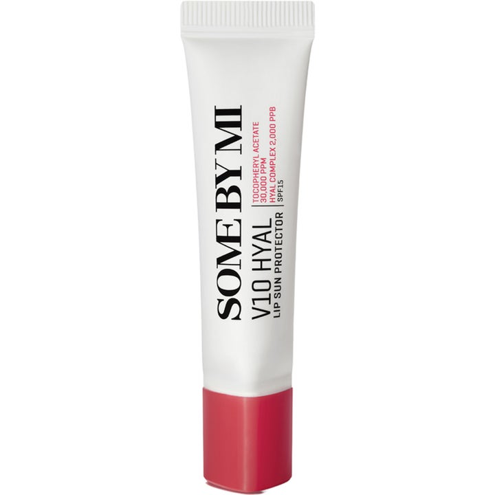 Some By Mi V10 Hyal Lip Sun Protector SPF15 fugtgivende læbepleje i hvid tube med pinkrød hætte.