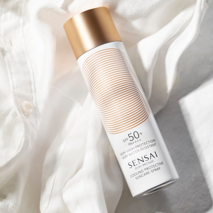 Sensai Silky Bronze Cooling Protective Suncare Spray SPF50 150 ml giver kølende solbeskyttelse i hvid flaske med guldlåg.