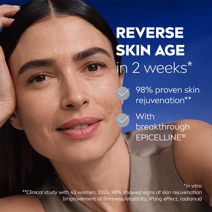 NIVEA Cellular Age Rewind Epicelline Serum 30 ml mod rynker viser en smilende kvinde med glat hud.