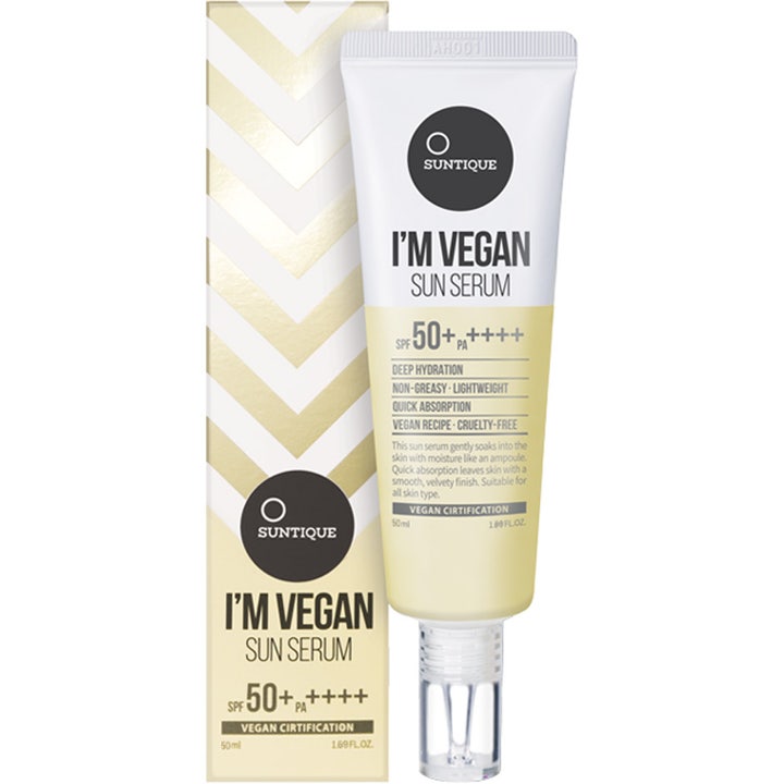 Suntique I'm Vegan Sun Serum 50 ml fugtgivende solbeskyttelse i hvid og gul tube med gennemsigtig pumpe og æske