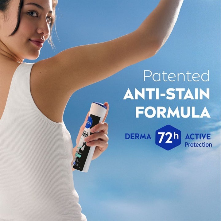 NIVEA Black & White Fresh 150 ml spray og 50 ml roll-on mod lugt og pletter på hvid baggrund