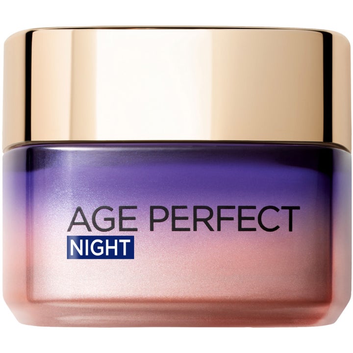L'Oréal Paris Age Perfect Night natcreme giver cellefornyelse i en lilla og ferskenfarvet glaskrukke med guldlåg.