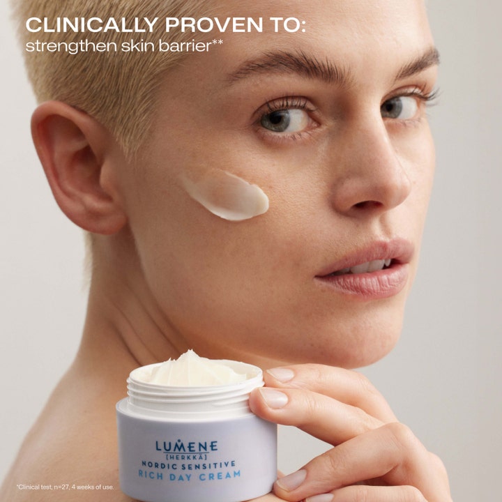 Lumene Nordic Sensitive Rich Day Cream 50 ml beroligende dagcreme påføres ansigt for at styrke hudbarrieren