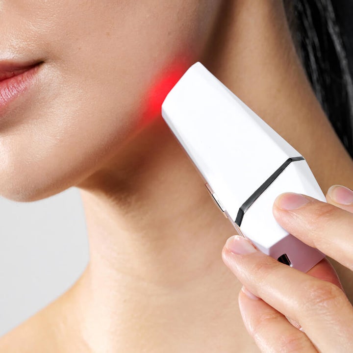 Currentbody Skin LED Blemish Pen hudpleje mod urenheder hvid vinklet pen der lyser med rødt LED-lys mod huden