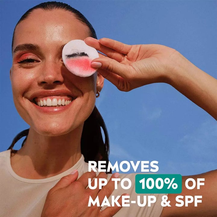 NIVEA Derma Skin Clear Micellar Water 400 ml ansigtsrens fjerner 100 % makeup og SPF vist på kvinde med vatrondel