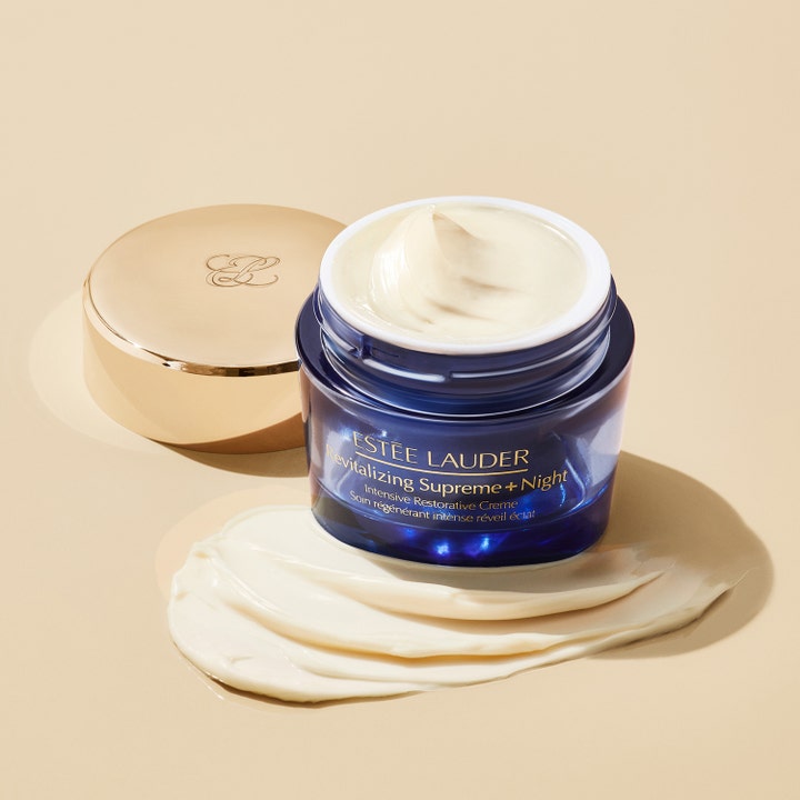 Estée Lauder Revitalizing Supreme + Night 50 ml nattcreme i blå glaskrukke med guld låg og fyldig cremet konsistens