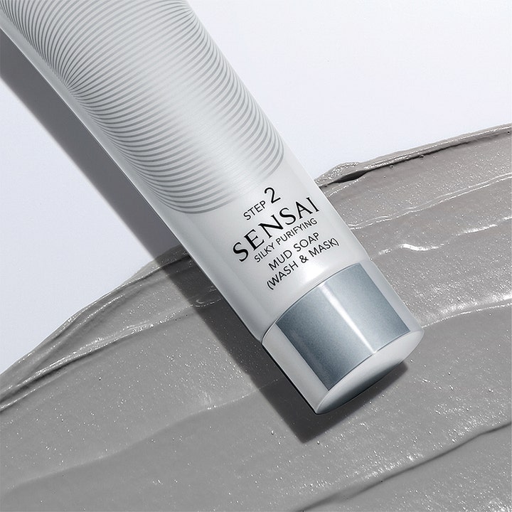 Sensai Silky Purifying Mud Soap Wash & Mask 125 ml dybderensende ansigtsrens hvid tube på grå muddertekstur