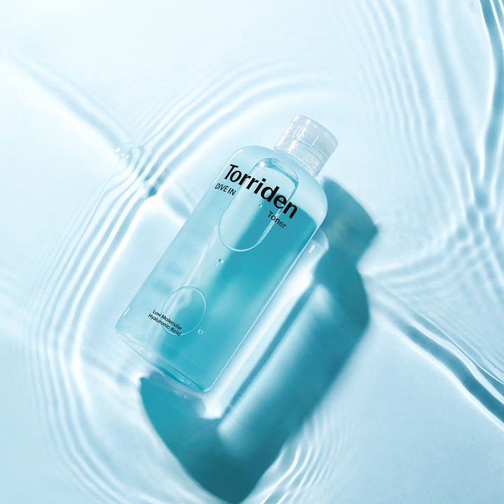 Torriden DIVE-IN Low Molecular Hyaluronic Acid Toner 300 ml fugtgivende ansigtsvand i klar flaske i rislende vand