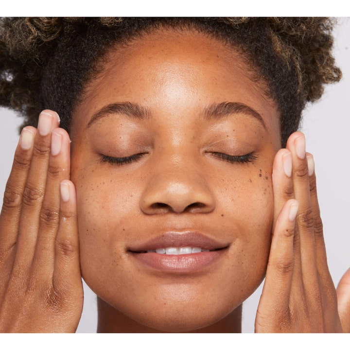 Dermalogica Sound Sleep Cocoon 50 ml nattcreme giver fugt vist på kvinde med lukkede øjne og hænder på ansigtet.