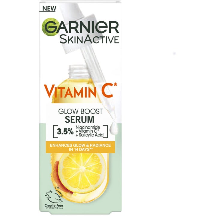 Garnier SkinActive Vitamin C Glow Boost Serum giver glød med 3.5% niacinamid i hvid æske med citron.