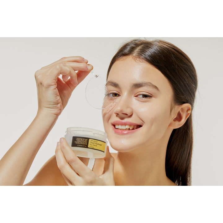 COSRX Advanced Snail Hydrogel Eye Patches 60 stk påføres under øjet for en fugtgivende effekt.