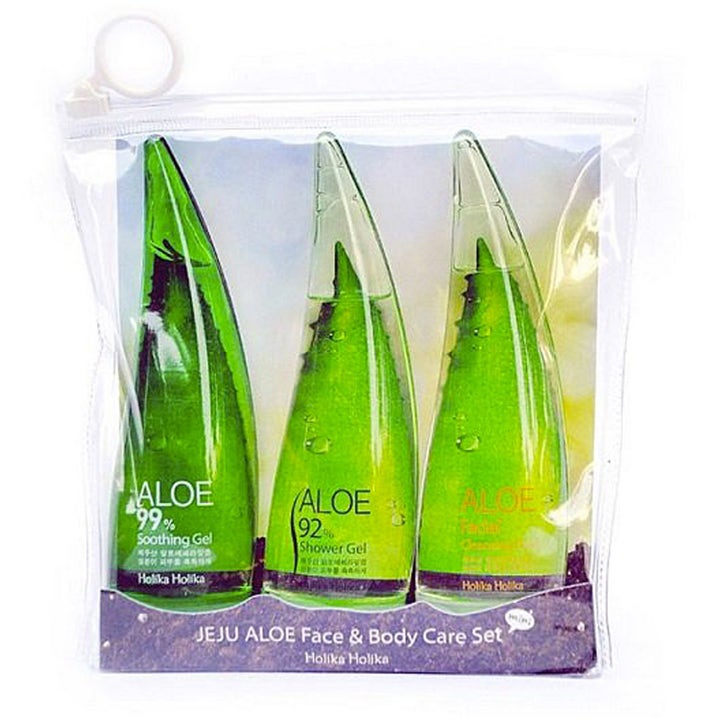 Holika Holika Jeju Aloe Face And Bodycare Set 165 ml fugtgivende hudplejesæt med tre grønne aloe vera-bladformede flasker.