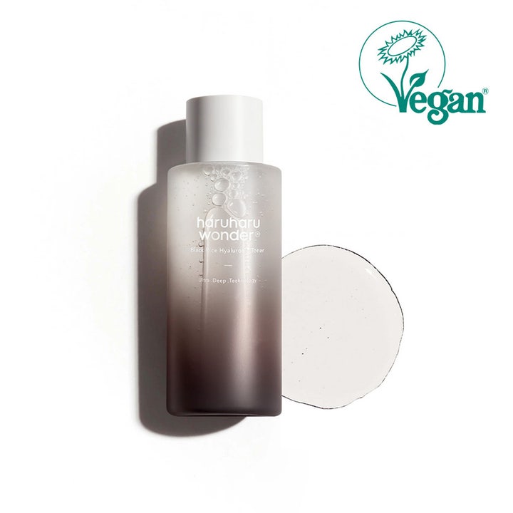 haruharu wonder Black Rice Hyaluronic Toner 150 ml vegansk fugtgivende toner i gradient flaske med en dråbe af produktet
