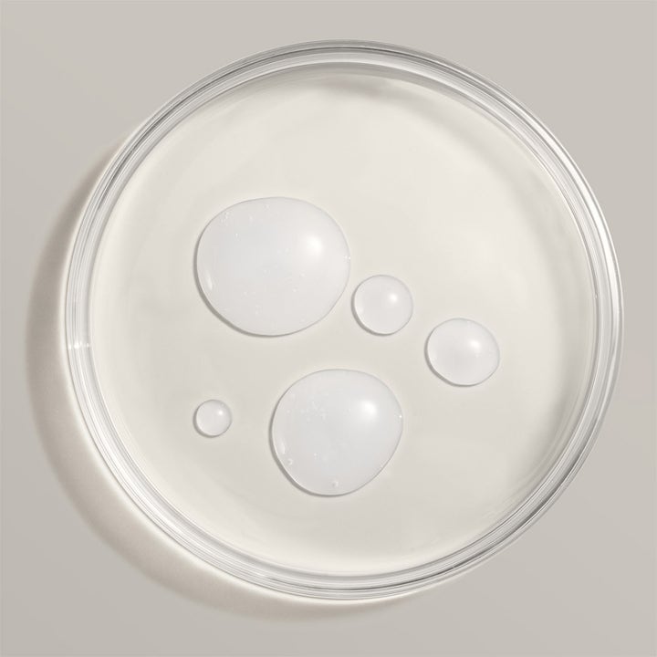 Babor DOC De-Puffing Eye Gel 15 ml øjengel mod hævelser viser en klar og let gel-tekstur i en petriskål af glas.