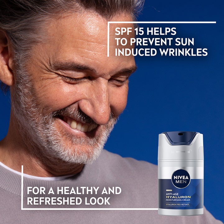 NIVEA MEN Anti Age Hyaluron Face Cream 50 ml ansigtscreme med SPF 15 vist med en smilende mand og sølvfarvet pumpeflaske