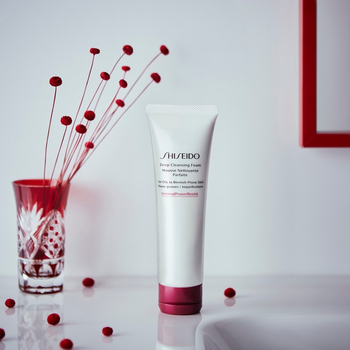 Shiseido Defend Deep Cleansing Foam 125 ml ansigtsrens mod urenheder i hvid tube ved siden af en rød vase