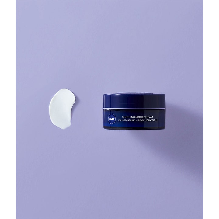 NIVEA Soothing Night Cream 50 ml beroligende natcreme i mørkeblå krukke med hvid tekstur på lilla baggrund