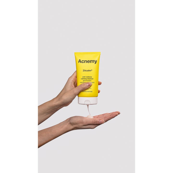 Niche Beauty Lab Acnemy Zitcalm Cleansing Gel 150 ml beroligende ansigtsrens mod rødme i gul tube trykket ud i en hånd