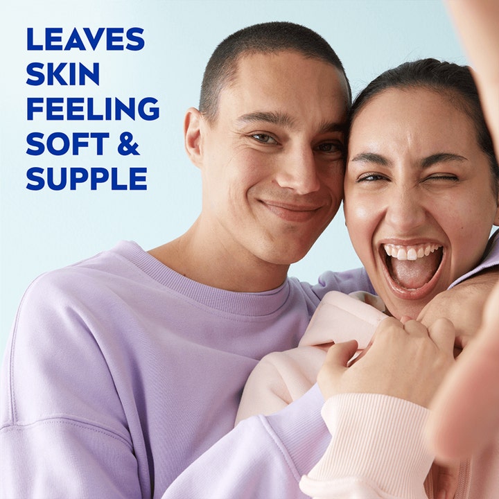 NIVEA Soft 500 ml bodylotion giver blød hud vist med to glade personer og teksten Leaves skin feeling soft & supple