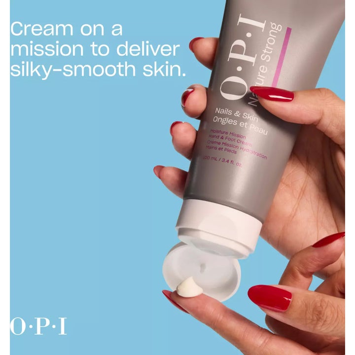 OPI Nature Strong Moisture Mission Hand & Foot Cream 100 ml giver silkeblød hud vist som hvid creme fra en grå tube.