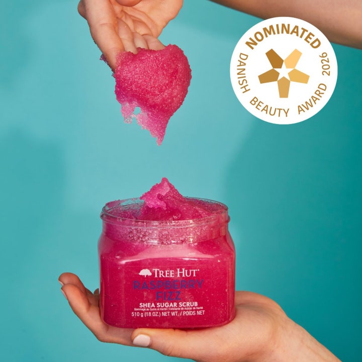 Tree Hut Shea Sugar Scrub Raspberry Fizz 510 g eksfolierende body scrub med lyserød kornet tekstur og hvidt award logo