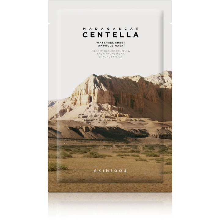 SKIN1004 Madagascar Centella Watergel Sheet Ampoule Mask 25 ml fugtgivende ansigtsmaske i hvid sachet med bjerglandskab