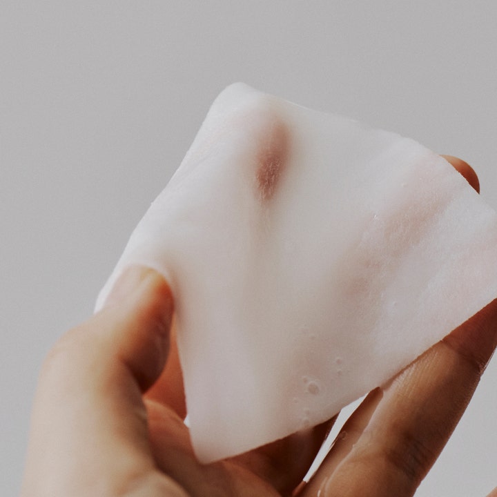 Mixsoon Soybean Milk Pad Toner Pad 30 stk fugtgivende sheet mask viser en tynd hvid pad gennemvædet af mælket essens