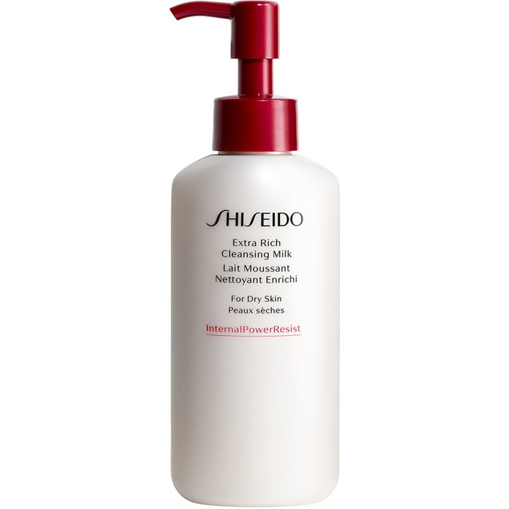 Shiseido Extra Rich Cleansing Milk fugtgivende ansigtsrens til tør hud i hvid plastflaske med mørkerød pumpe.