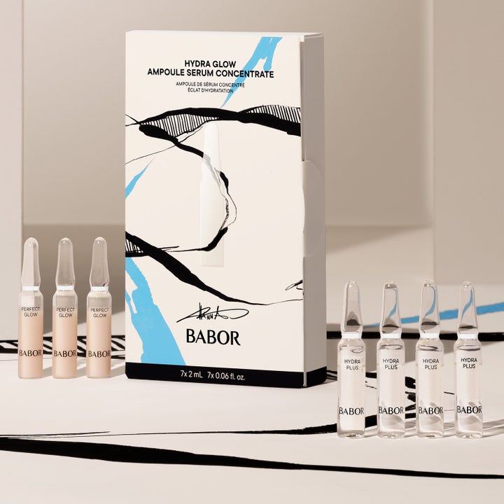 Babor Hydra Glow 14 ml fugtgivende serum i hvid æske med syv glasampuller der giver huden intens glød og fugt.