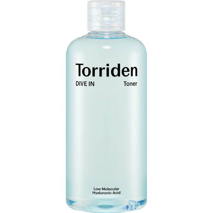 Torriden DIVE IN Toner fugtgivende ansigtstoner i en klar plastflaske med lyseblå væske og gennemsigtigt kliklåg