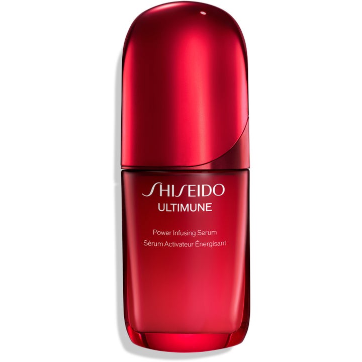 Shiseido Ultimune Power Infusing Concentrate styrkende ansigtsserum i en rød gradient glasflaske med sølvdetaljer