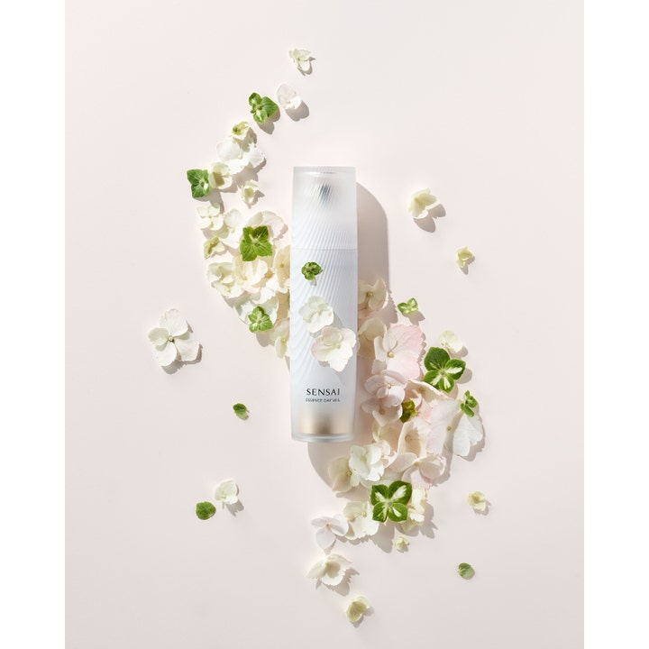 Sensai Essence Day Veil 40 ml fugtgivende dagcreme i hvid flaske med guld bund omgivet af hvide blomsterblade
