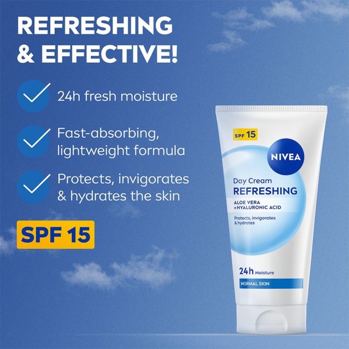 NIVEA Refreshing Day Cream 50 ml fugtgivende dagcreme med SPF 15 og aloe vera vist på en blå baggrund med skyer.