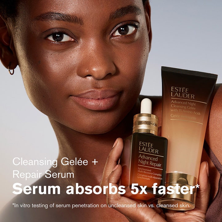 Estée Lauder Advanced Night Cleansing Gelée 100 ml ansigtsrens i tube og serum vist med en model