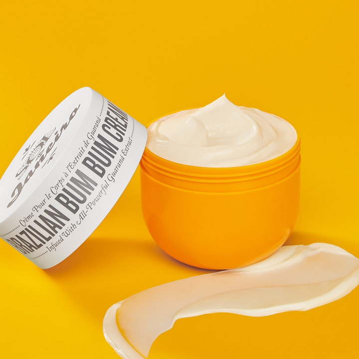 Sol de Janeiro Brazilian Bum Bum Cream 240 ml opstrammende bodylotion i gul krukke med hvid cremet tekstur