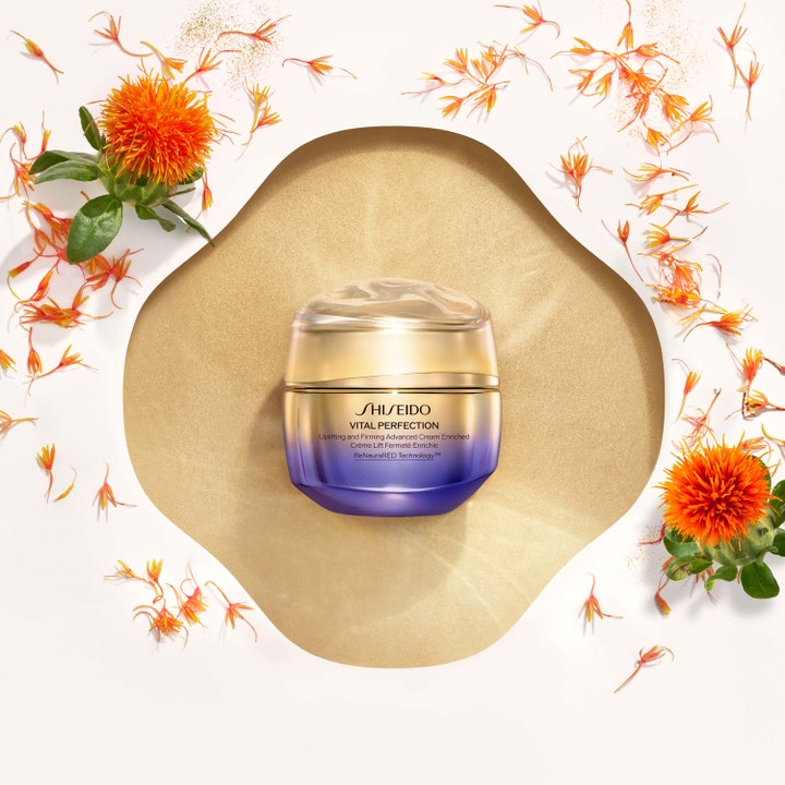 Shiseido Vital Perfection Advanced Cream Enriched 50 ml opstrammende dagcreme i lilla krukke med orange saflorblomster