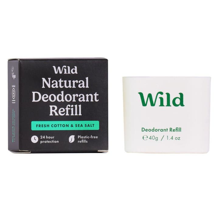 Wild Fresh Cotton & Sea Salt refill 40 g i hvid papirshylster ved siden af sort papæske til deodorant.