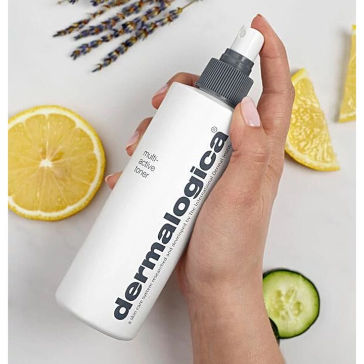 Dermalogica Multi-Active Toner 250 ml fugtgivende ansigtstoner i hvid sprayflaske med citron og agurk.