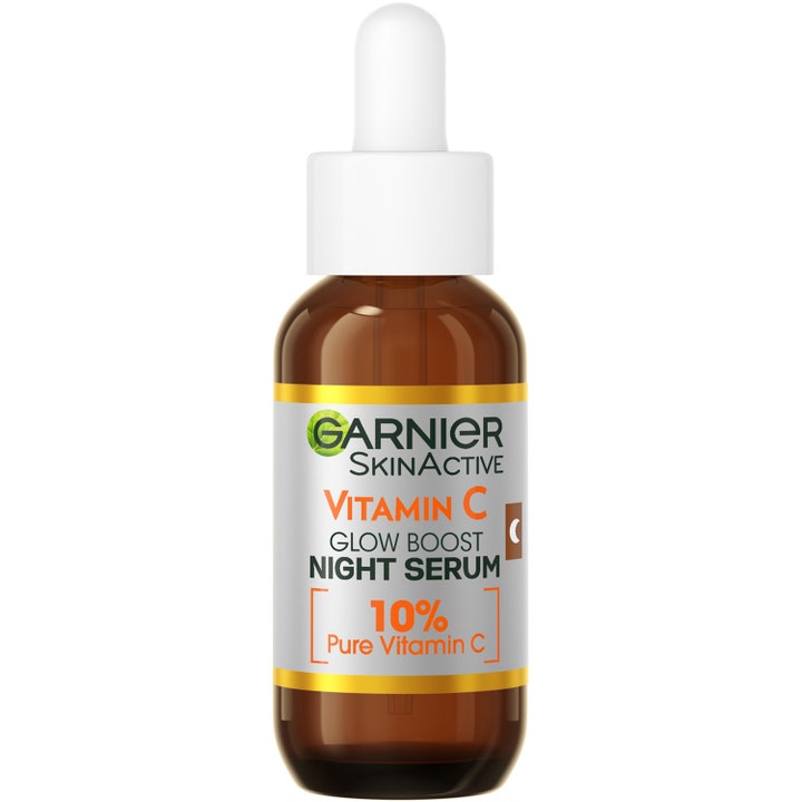 Garnier SkinActive Vitamin C Glow Boost Night Serum 30ml giver glød i en brun glasflaske med hvid pipette