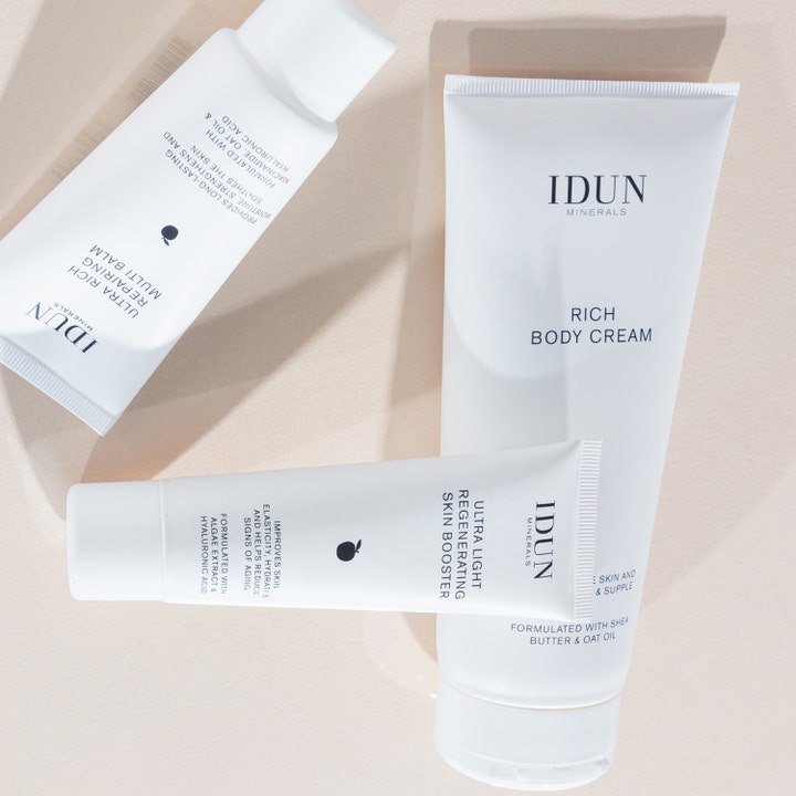IDUN Minerals Ultra Light Regenerating Skin Booster 50 ml serum i hvid tube sammen med andre hudplejeprodukter