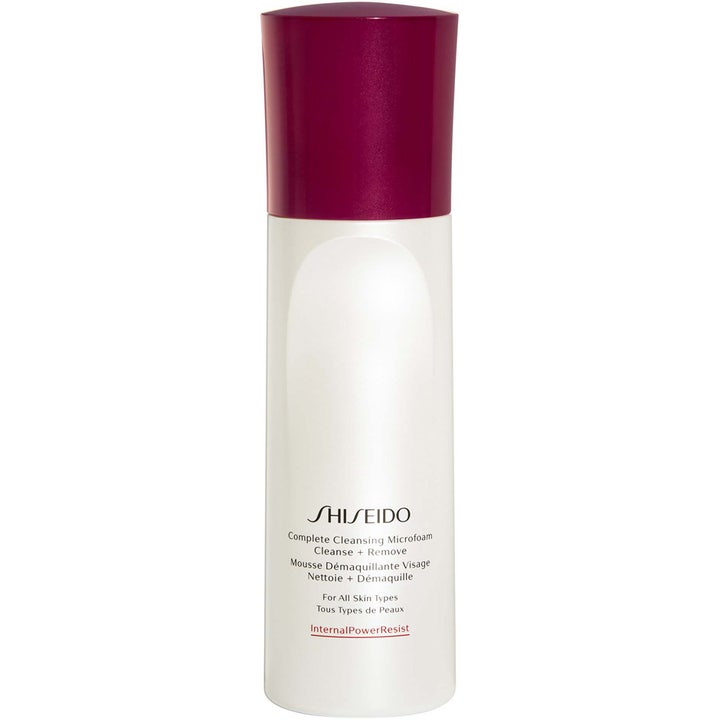 Shiseido Complete Cleansing Microfoam ansigtsrens fjerner makeup i en hvid flaske med bordeauxrødt låg.