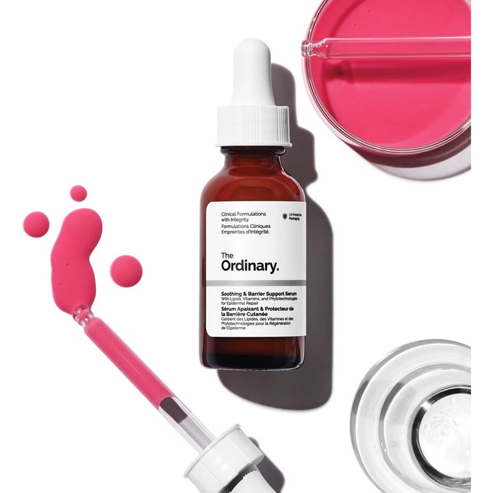 The Ordinary Soothing & Barrier Support Serum 30 ml beroligende serum med lyserød tekstur, pipette og brun flaske.