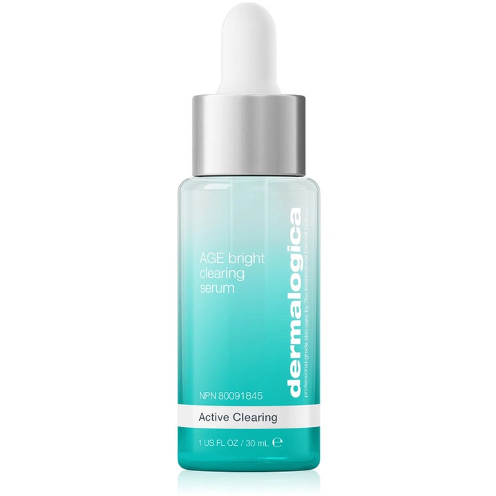Dermalogica AGE Bright Clearing Serum 30 ml mod urenheder i en klar glasflaske med blå nuancer og sølvfarvet pipette