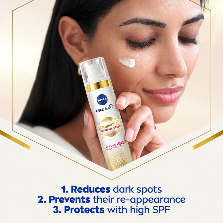 NIVEA Luminous630 Day Fluid 40 ml solcreme mod pigmentpletter med SPF 50 påført på en kvindes kind.