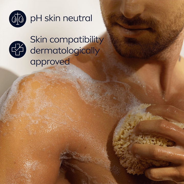 NIVEA MEN Active Clean Shower Cream 250 ml bodyshampoo der renser huden med skum og svamp og er pH-hudneutral.