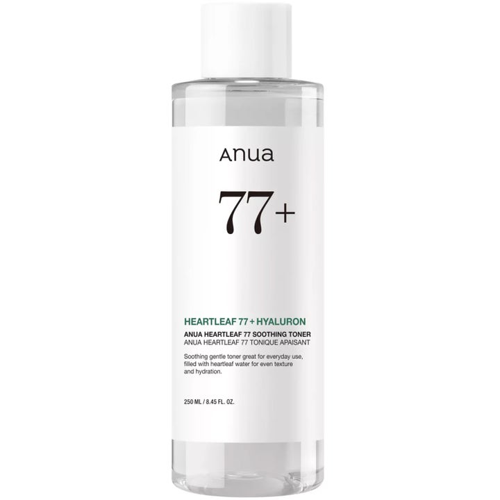 Anua Heartleaf 77% Soothing Toner 250ml beroligende toner i en frostet plastflaske med hvid etiket og hvidt låg