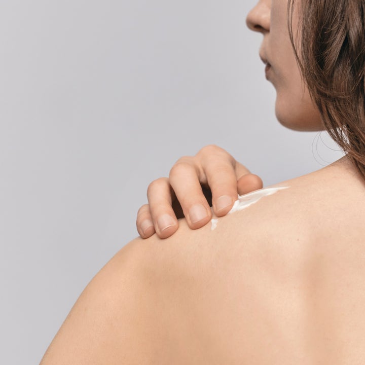 Jorgobé Niacinamide Body Lotion 300 ml fugtgivende kropspleje med hvid creme der påføres en bar skulder