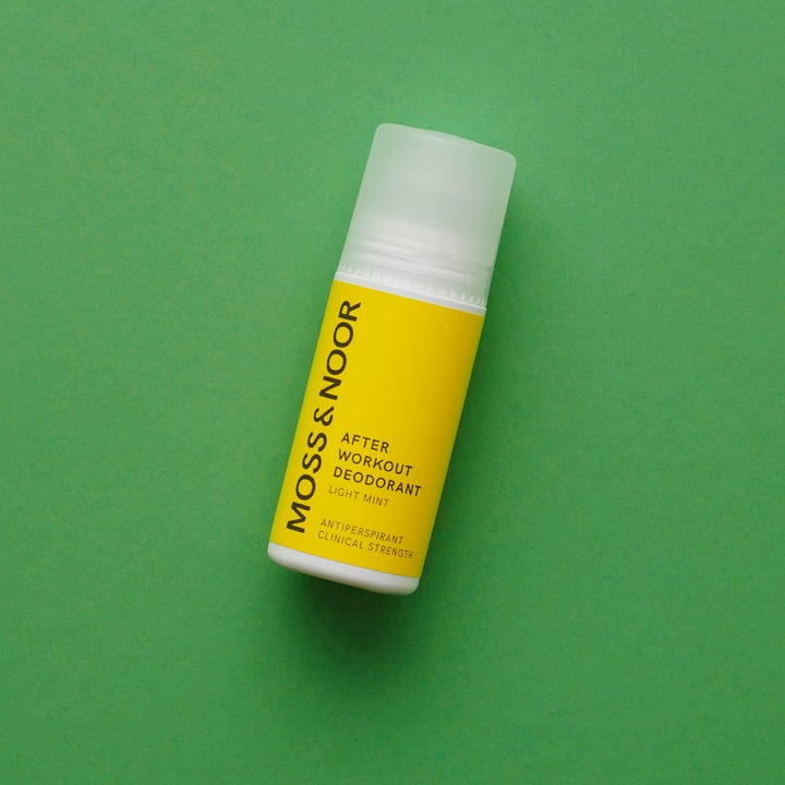 Moss & Noor After Workout Deodorant Light Mint 60 ml klinisk styrke antiperspirant i gul roll-on mod grøn baggrund