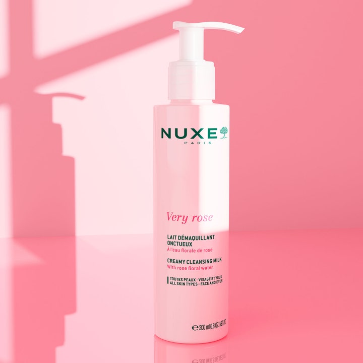 Nuxe Very Rose Makeup Removing Milk 200 ml cremet rens i lyserød pumpeflaske mod en pink baggrund
