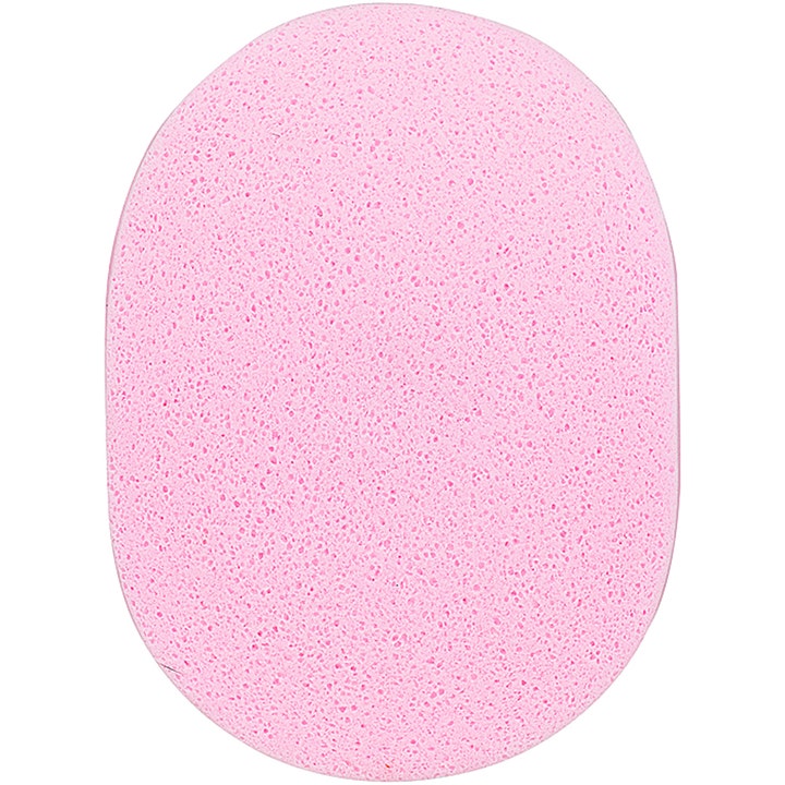 Lyko Cleansing Sponge 1 stk til ansigtsrens er en oval lyserød svamp med en fin og porøs overflade.
